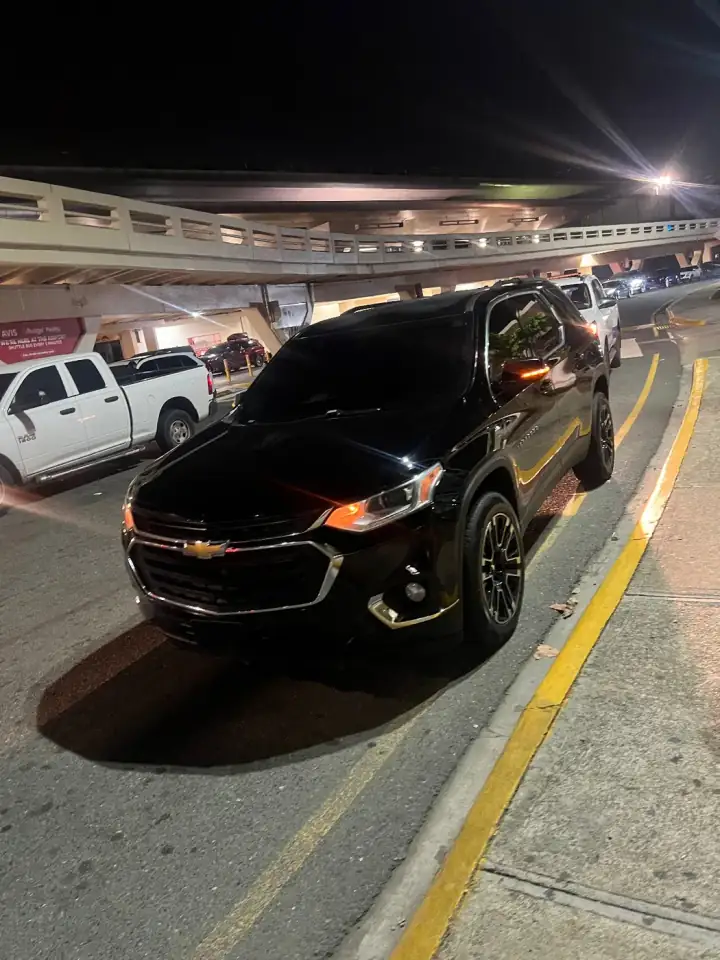 SUV negra de Axis Rent Car entregada de noche en Santo Domingo